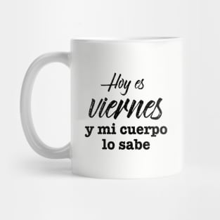 Hoy es viernes, y mi cuerpo lo sabe - black grunge Mug